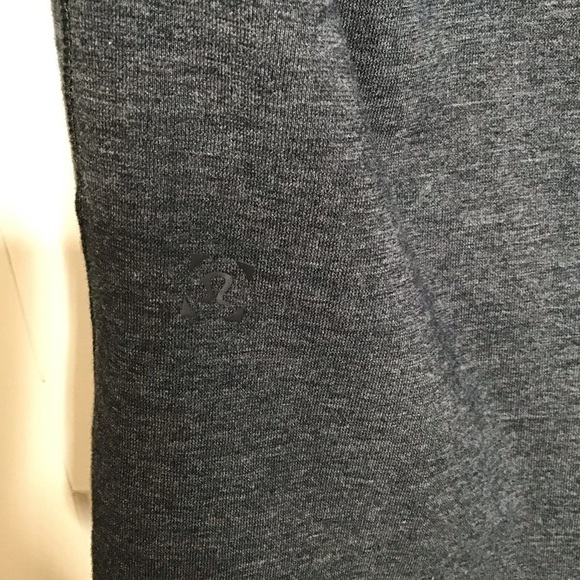 Lululemon Men’s Short Sleeve V Neck T-Shirt in Dark Gray. - Picture 9 of 10